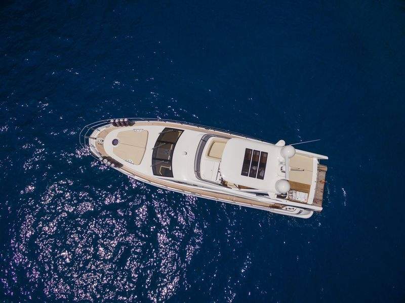 Luxus Motoryacht Charter mit Kapitän mit Azimut 60